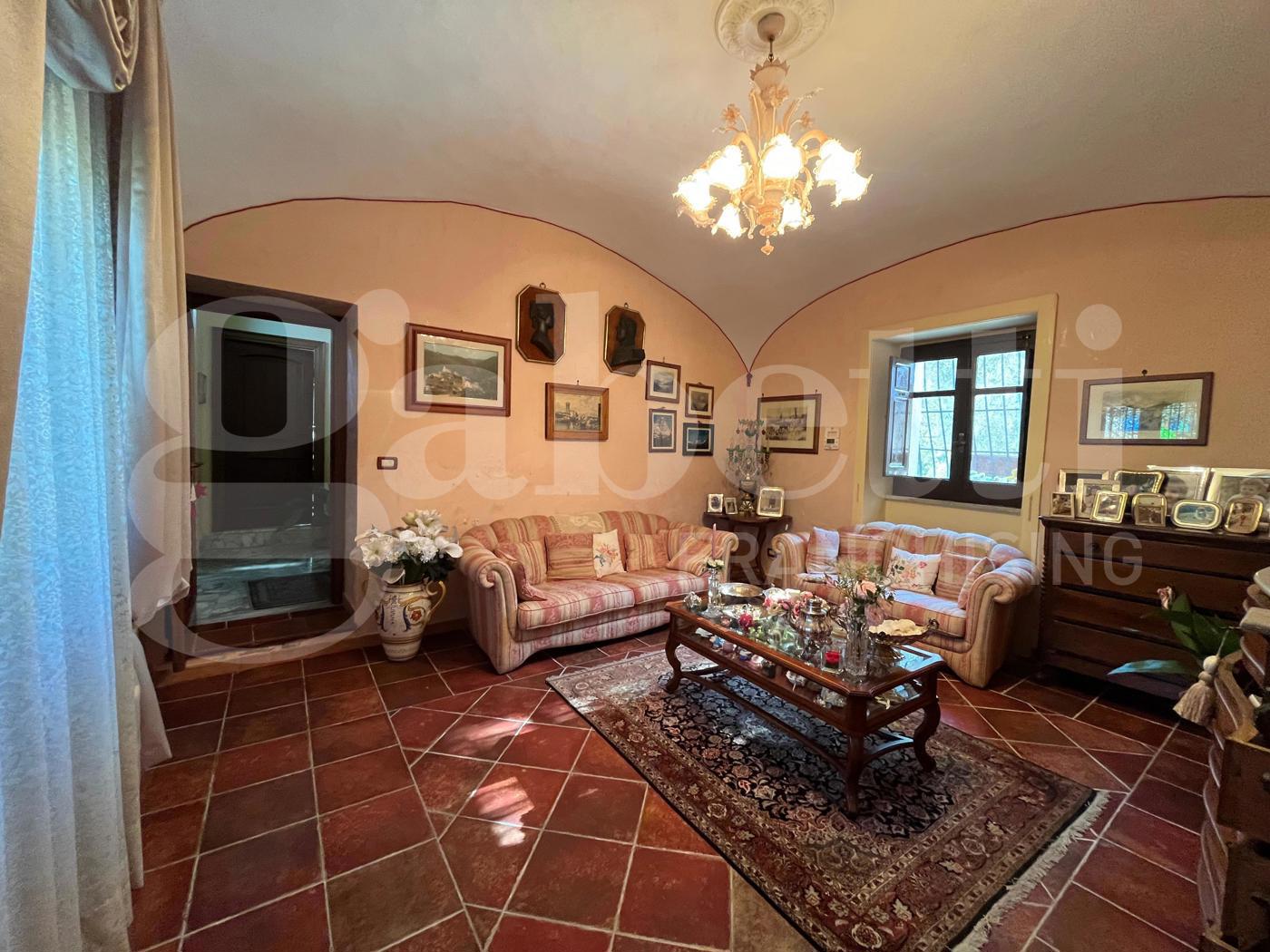 Villa con giardino a Raviscanina