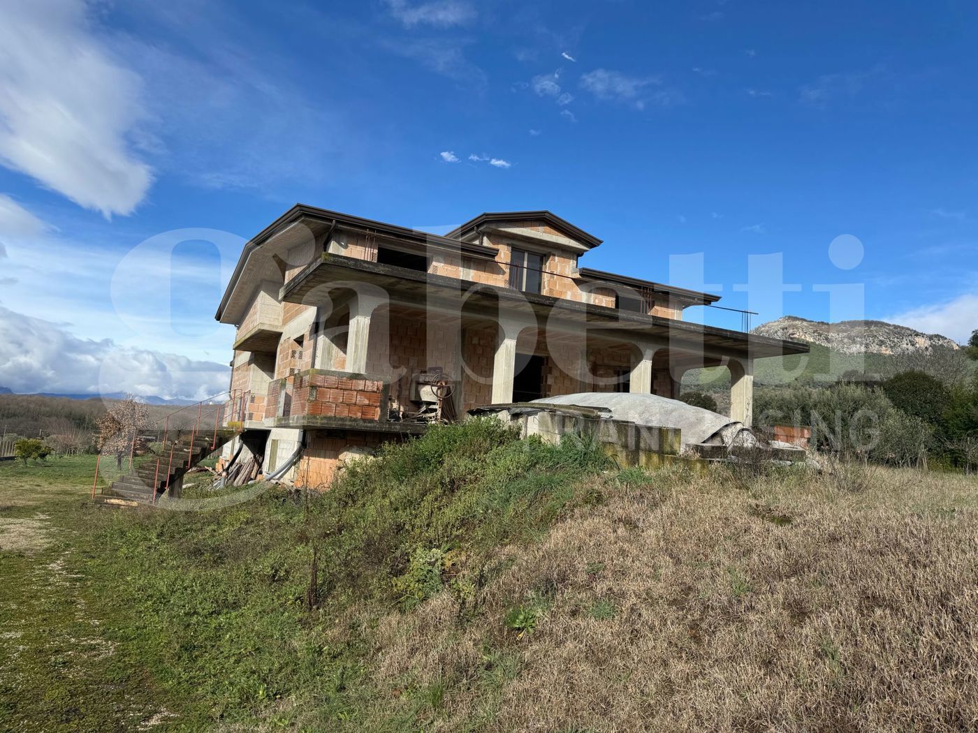 Villa con giardino a Pratella