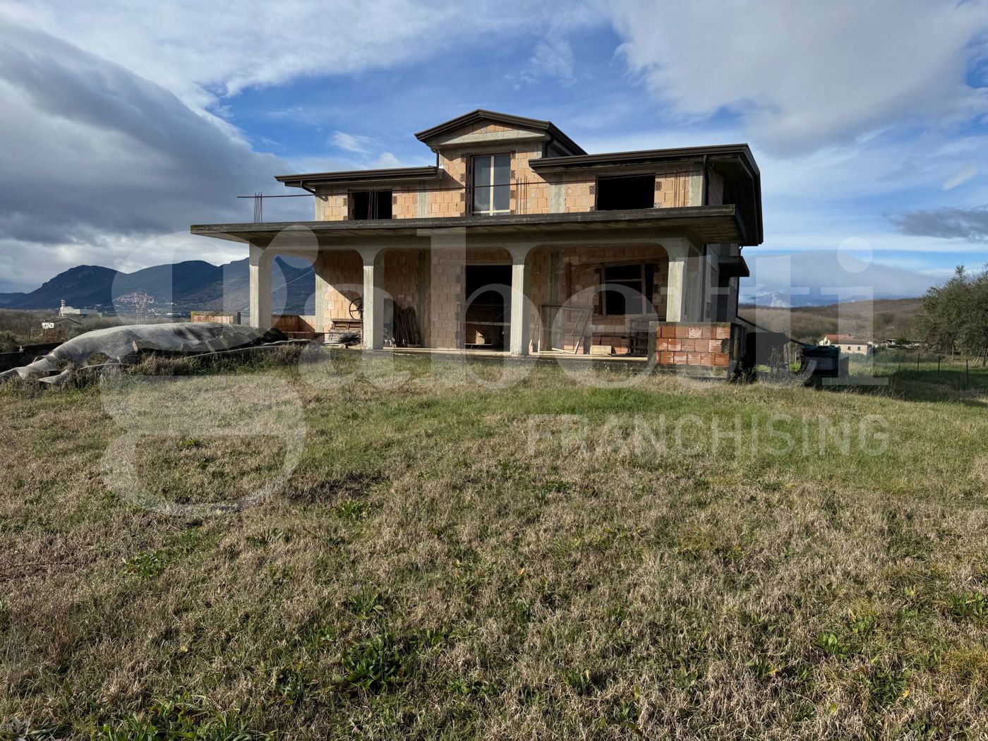 Villa con giardino a Pratella