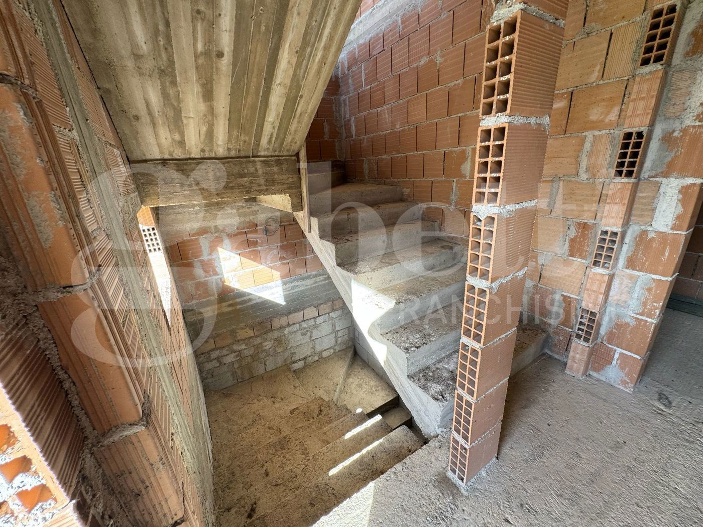 Villa con giardino a Pratella