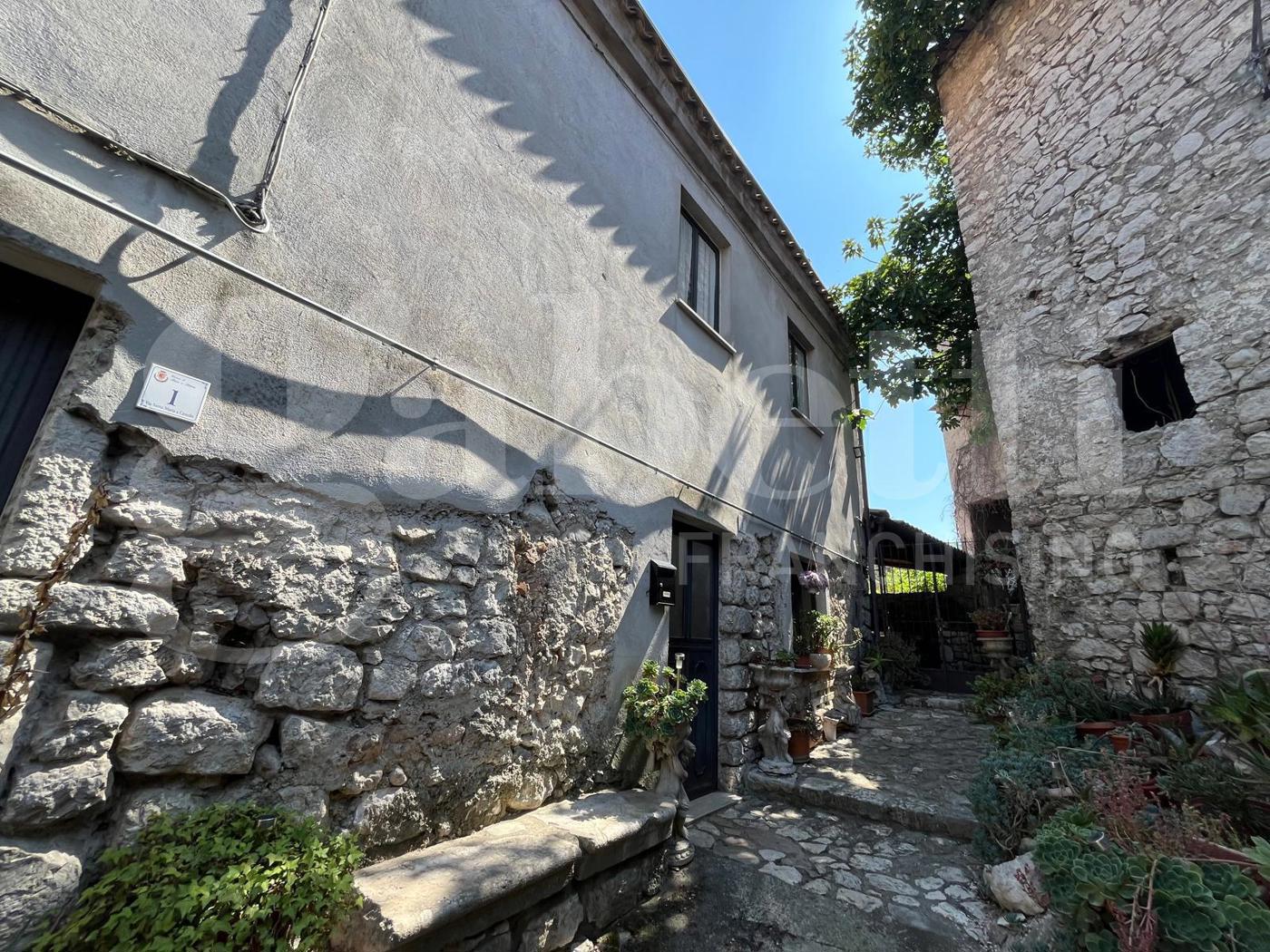 Casa indipendente con giardino a Baia e Latina