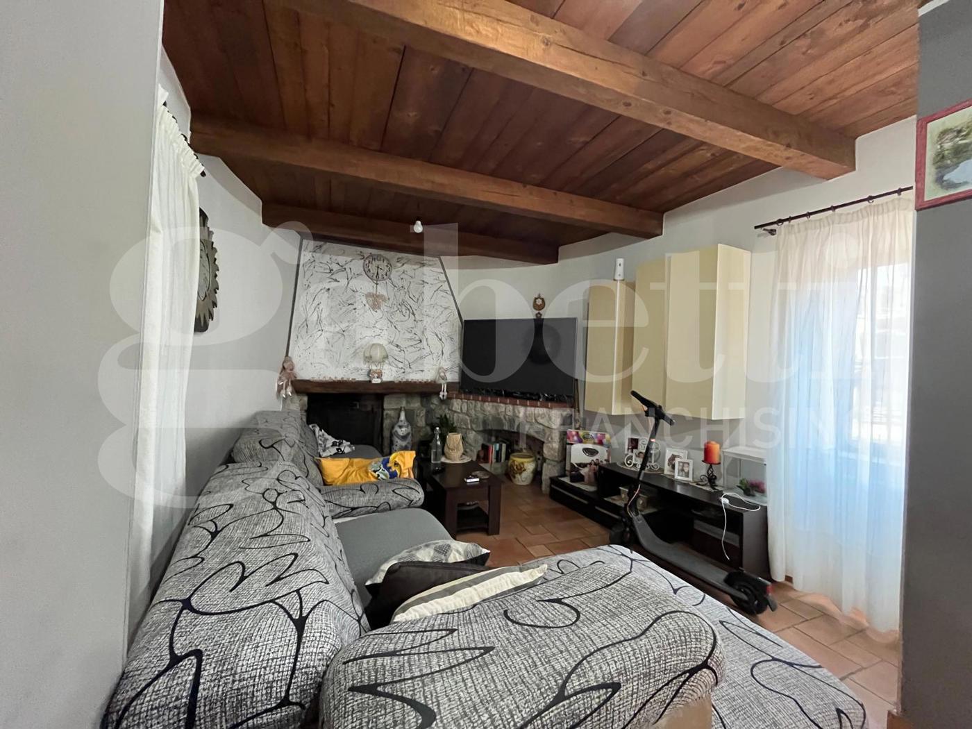 Casa indipendente con giardino a Baia e Latina