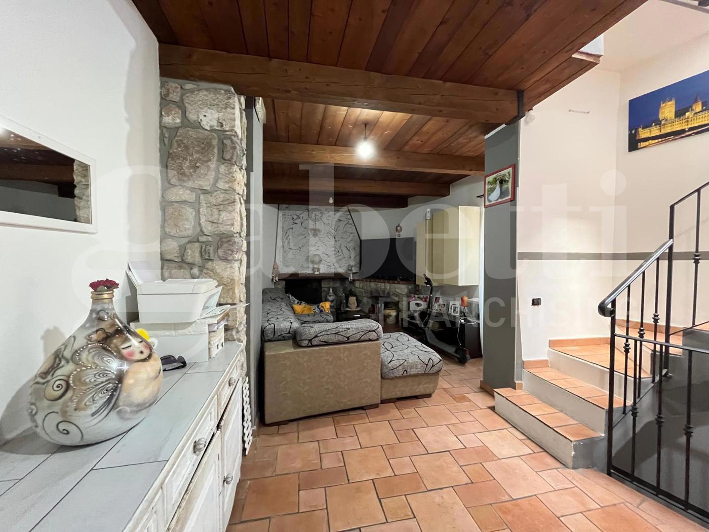 Casa indipendente con giardino a Baia e Latina