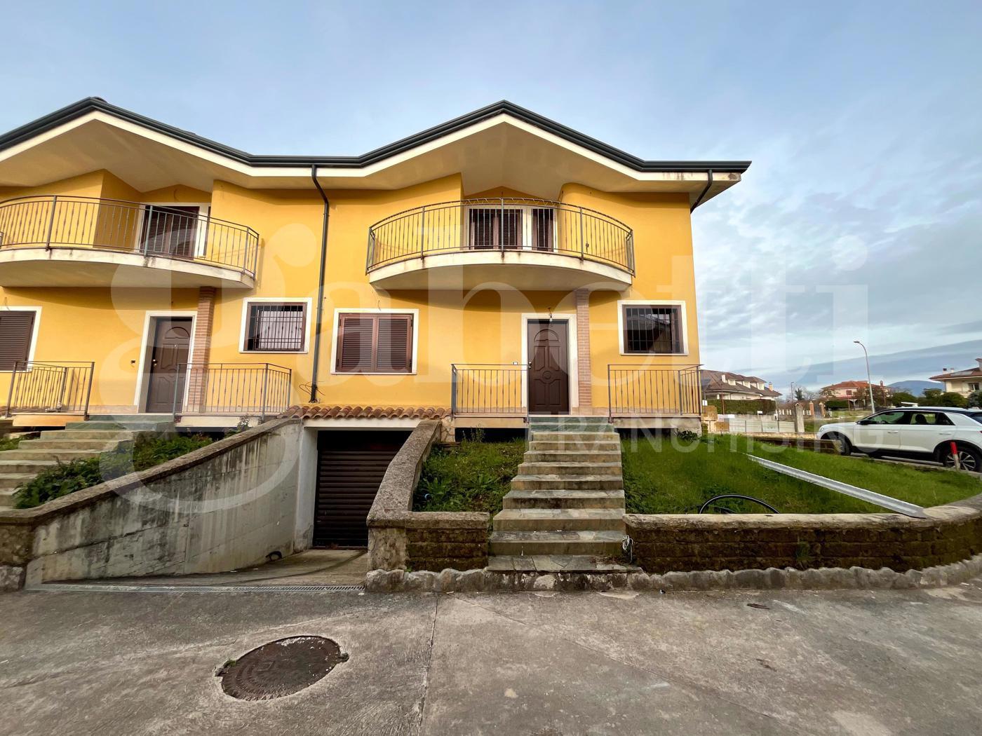 Villa con giardino a Baia e Latina