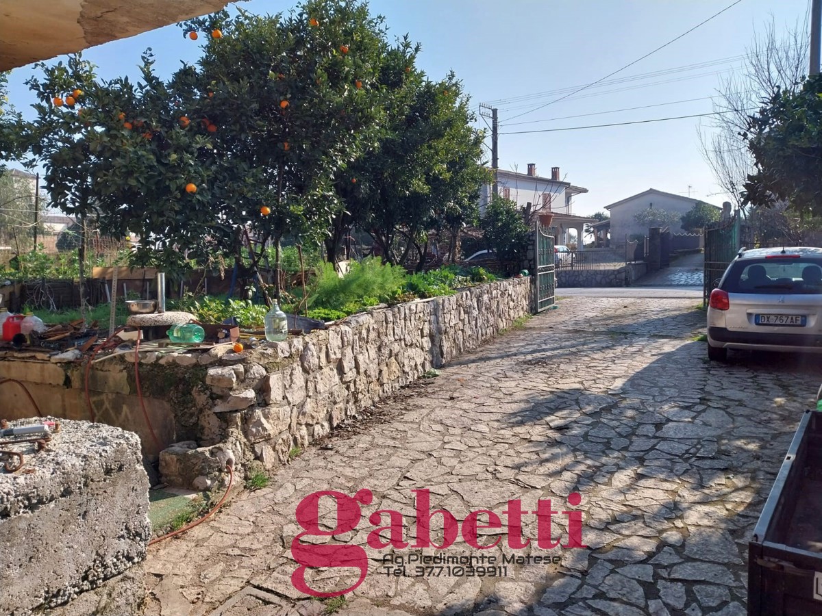 Casa indipendente con giardino a Baia e Latina