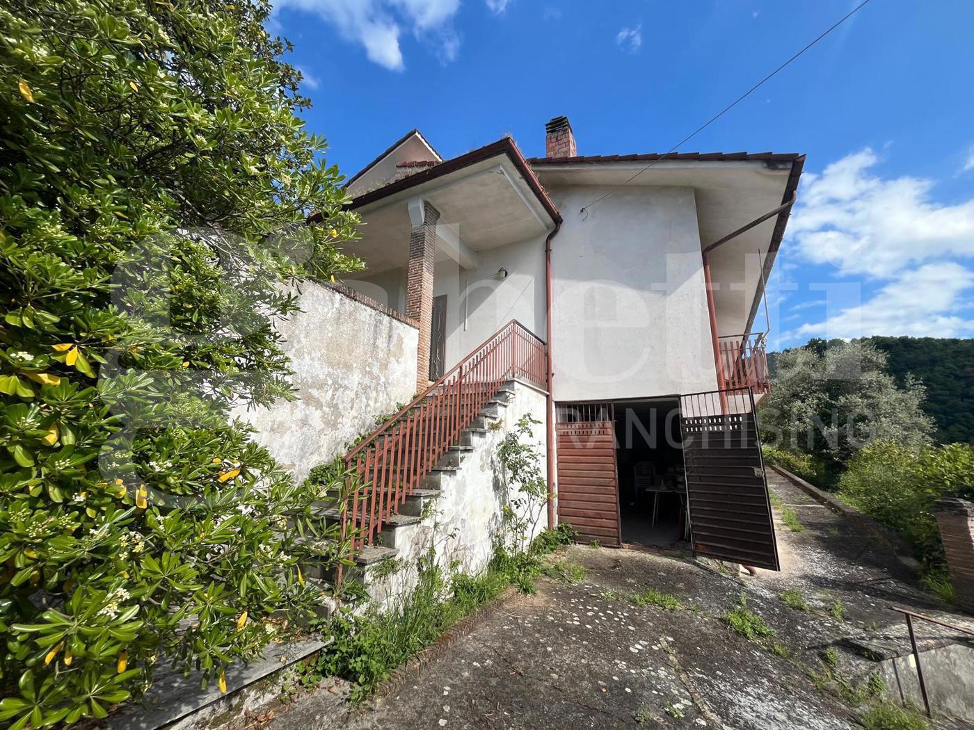 Casa indipendente con giardino a Raviscanina