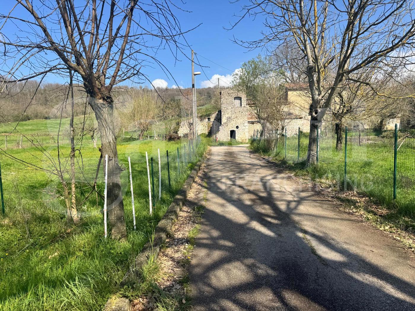 Rustico con giardino a Pratella