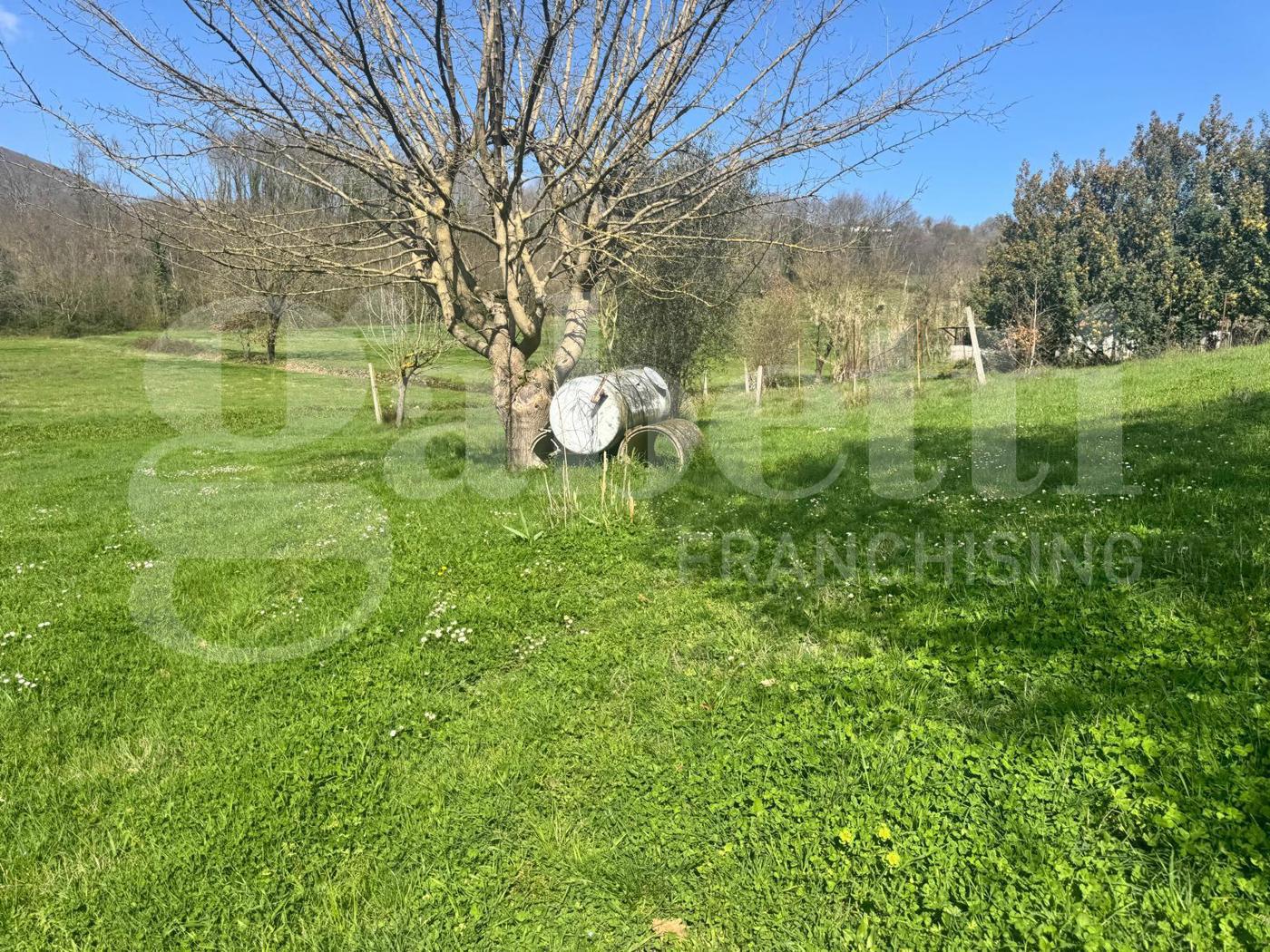 Rustico con giardino a Pratella