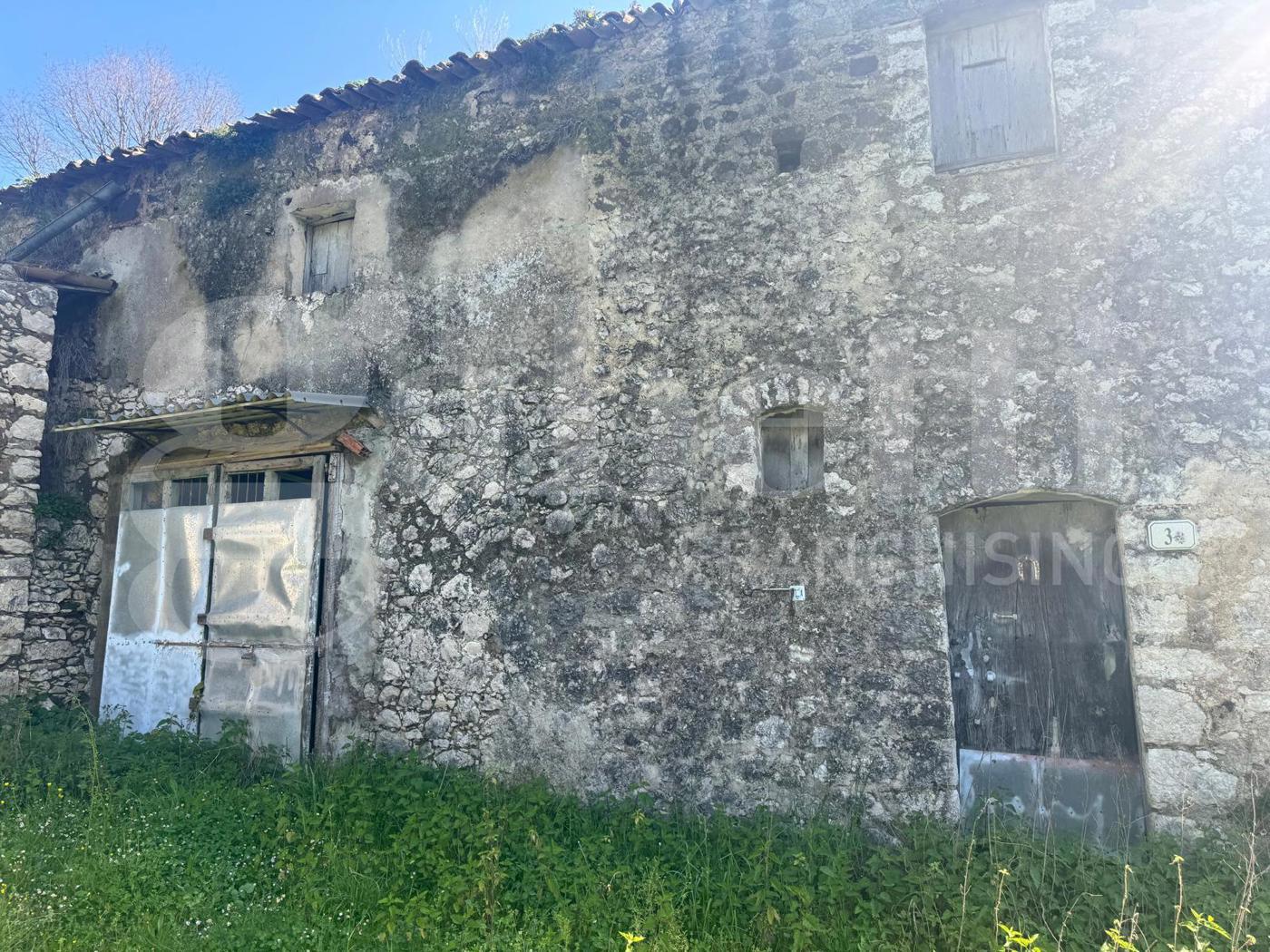 Rustico con giardino a Pratella