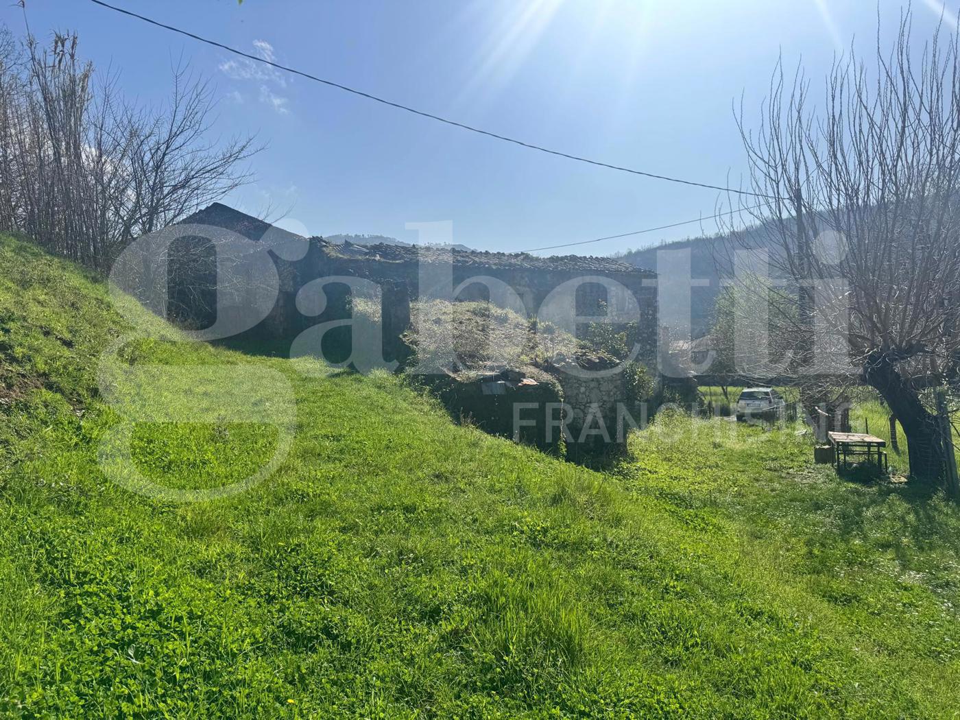 Rustico con giardino a Pratella