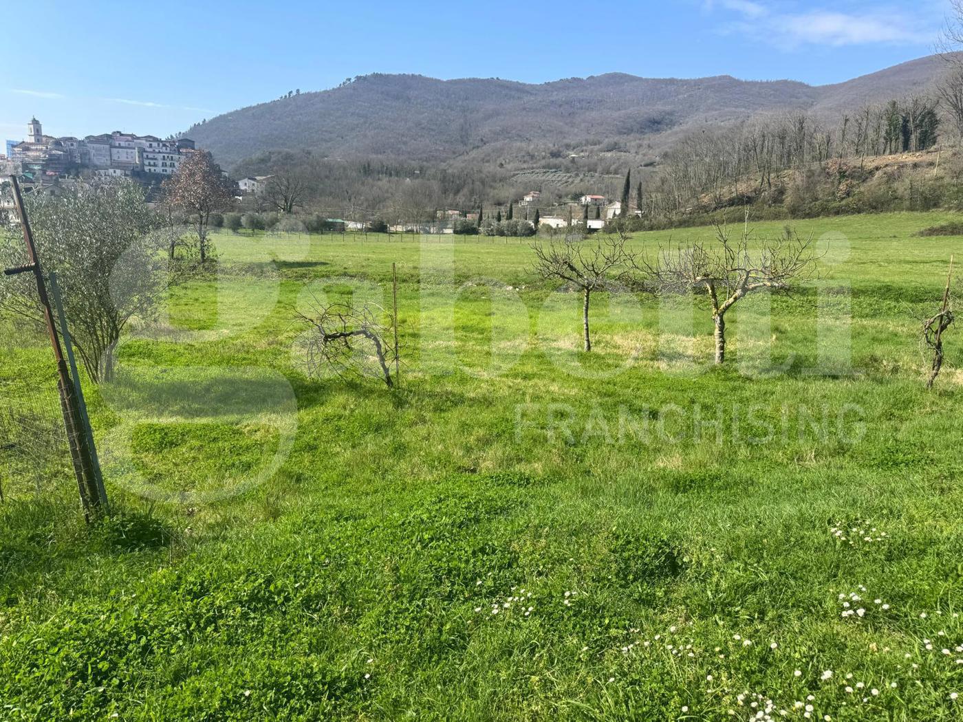 Rustico con giardino a Pratella
