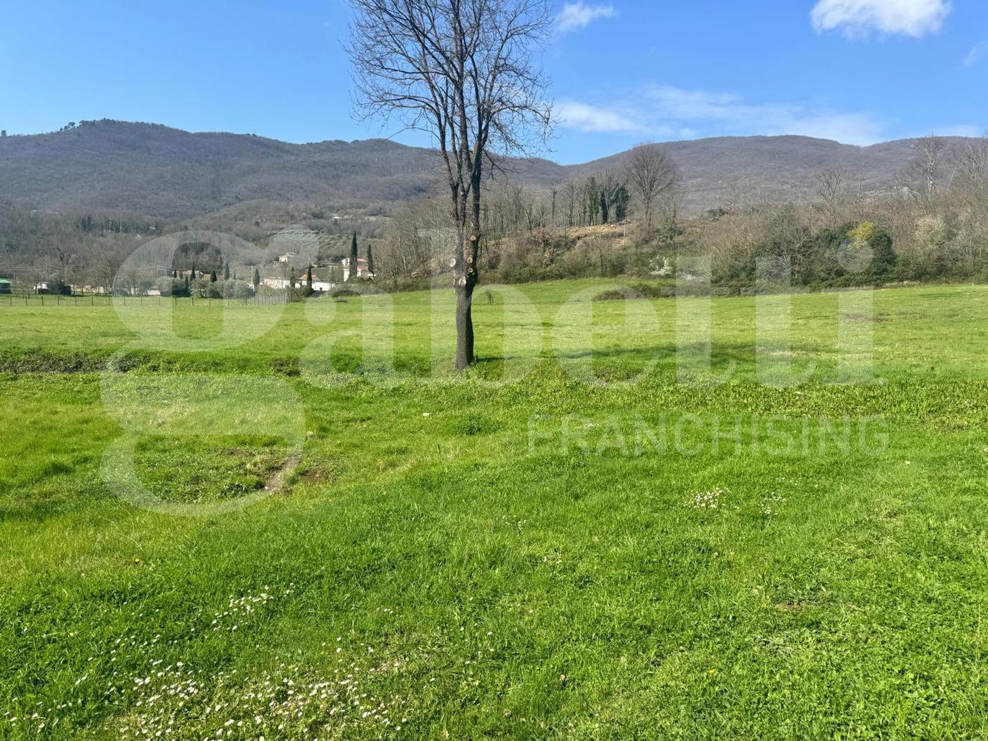 Rustico con giardino a Pratella