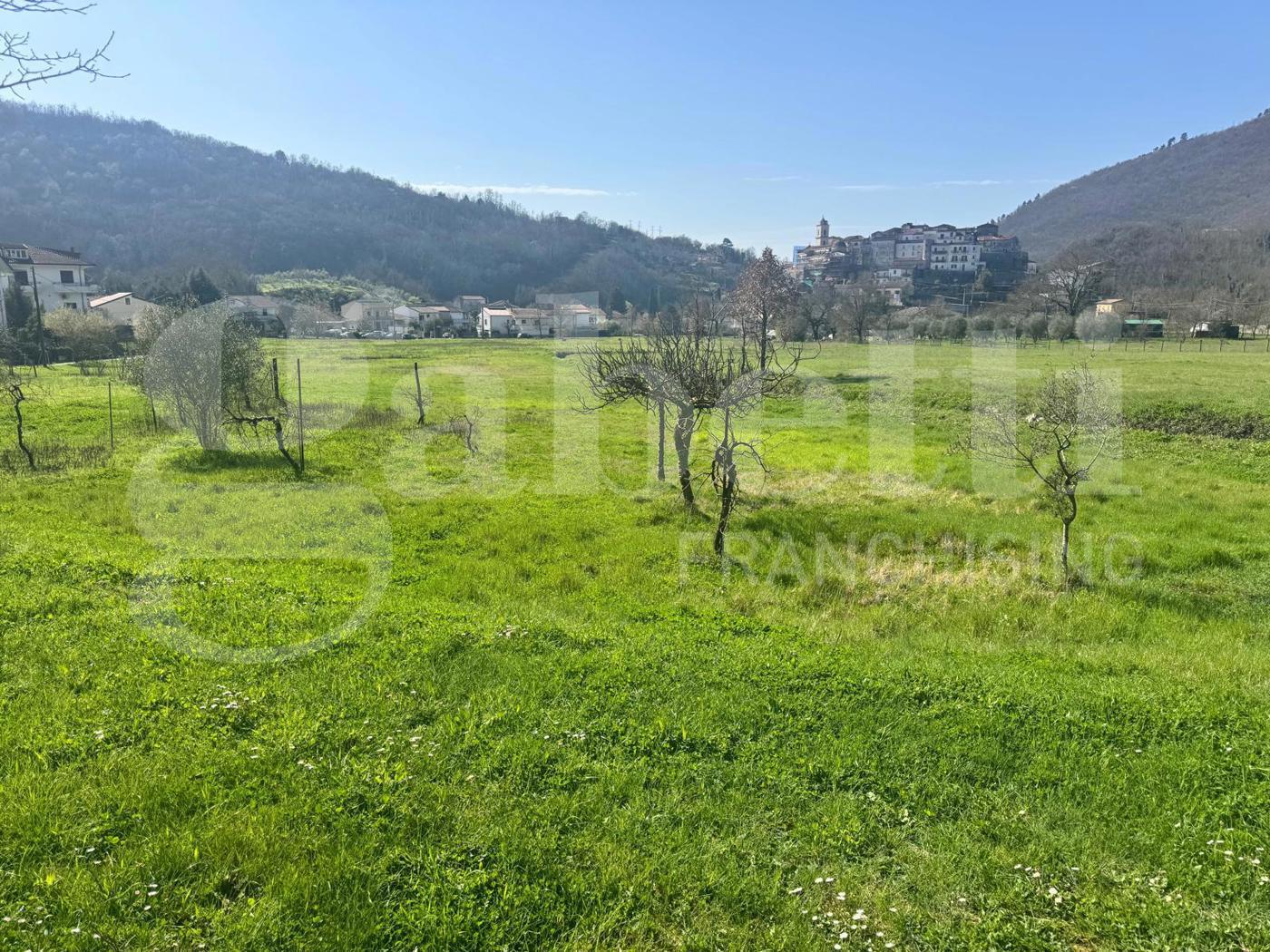 Rustico con giardino a Pratella