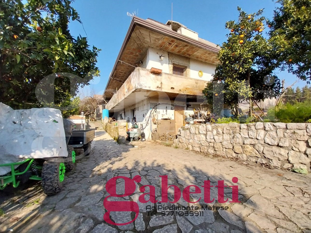 Casa indipendente con giardino a Baia e Latina