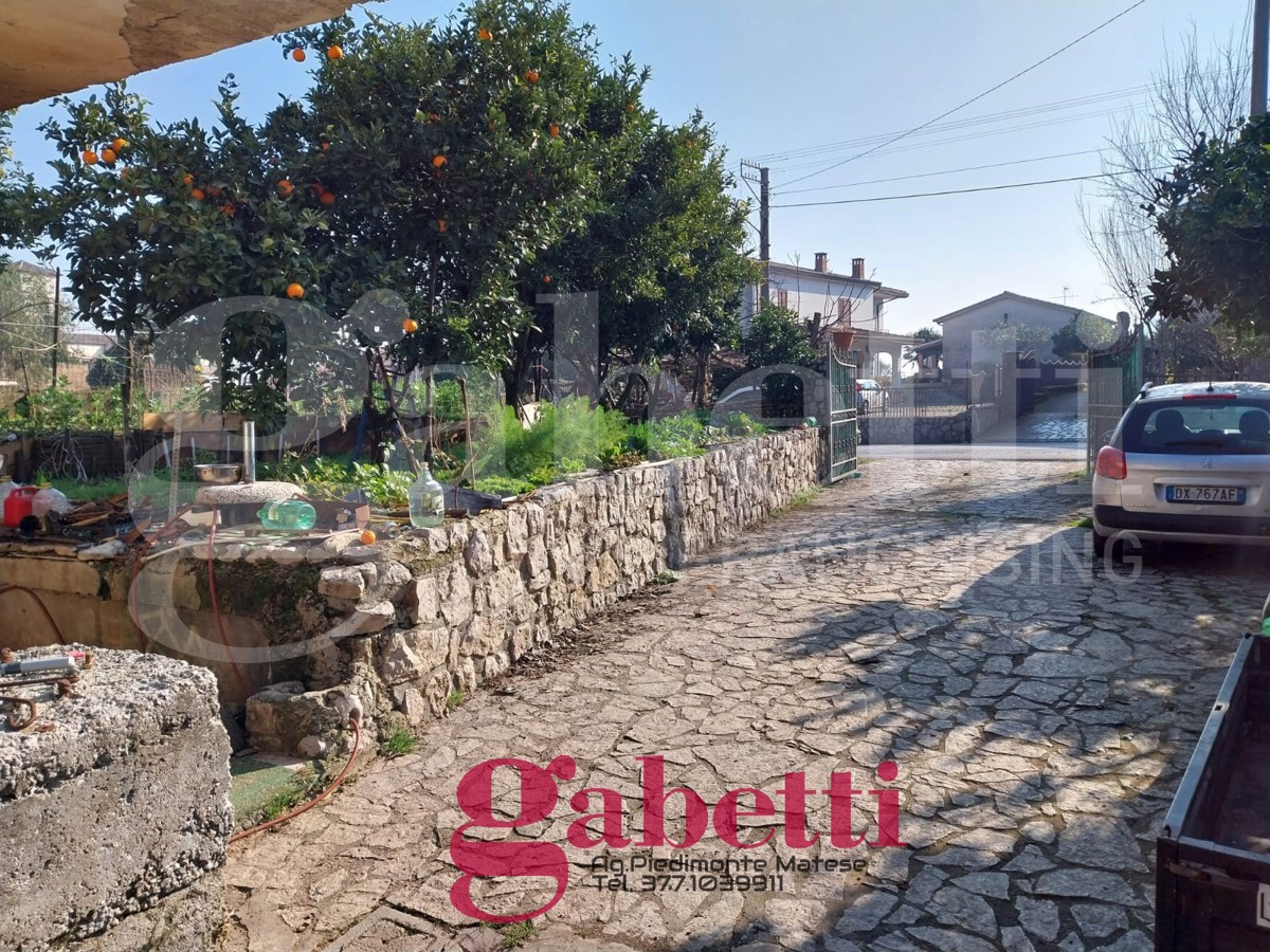Casa indipendente con giardino a Baia e Latina