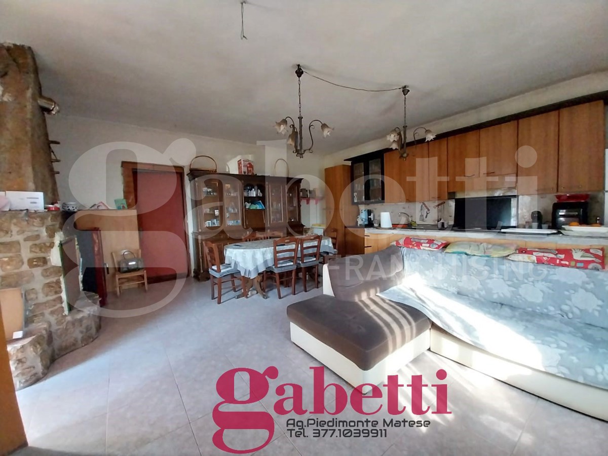 Casa indipendente con giardino a Baia e Latina