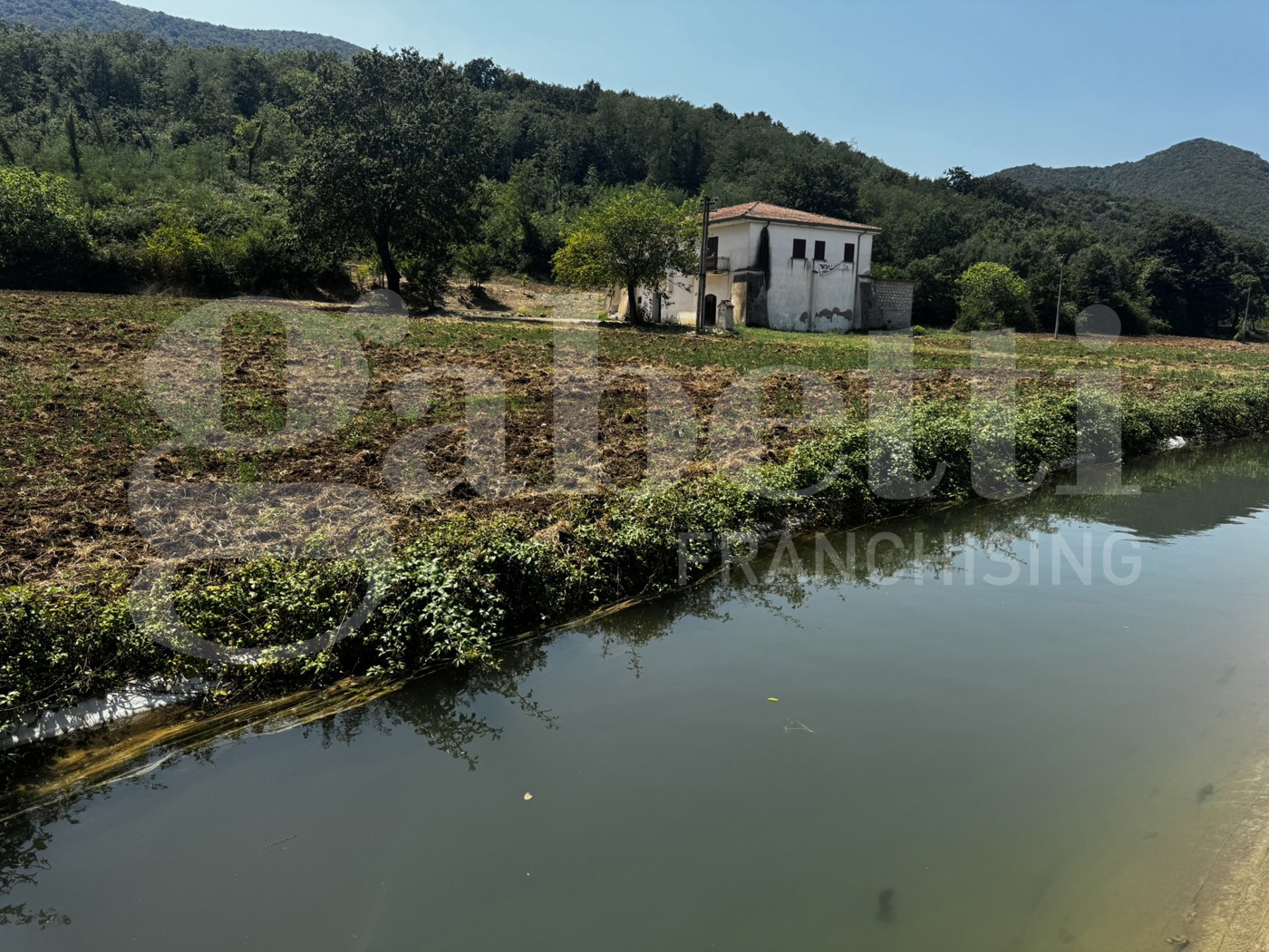 Casa indipendente con giardino a Baia e Latina