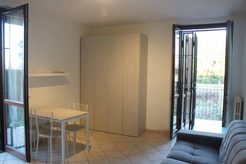 Monolocale arredato in affitto a Desio