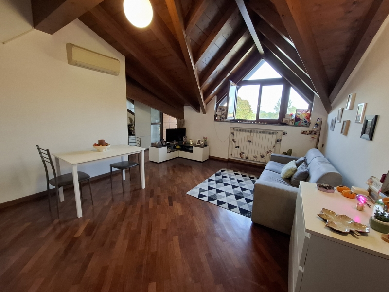 Monolocale arredato in affitto a Macherio