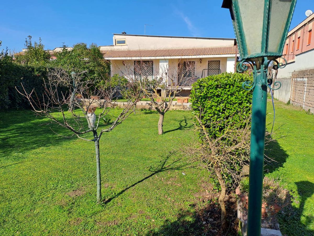 Villa Bifamiliare con giardino a Aprilia