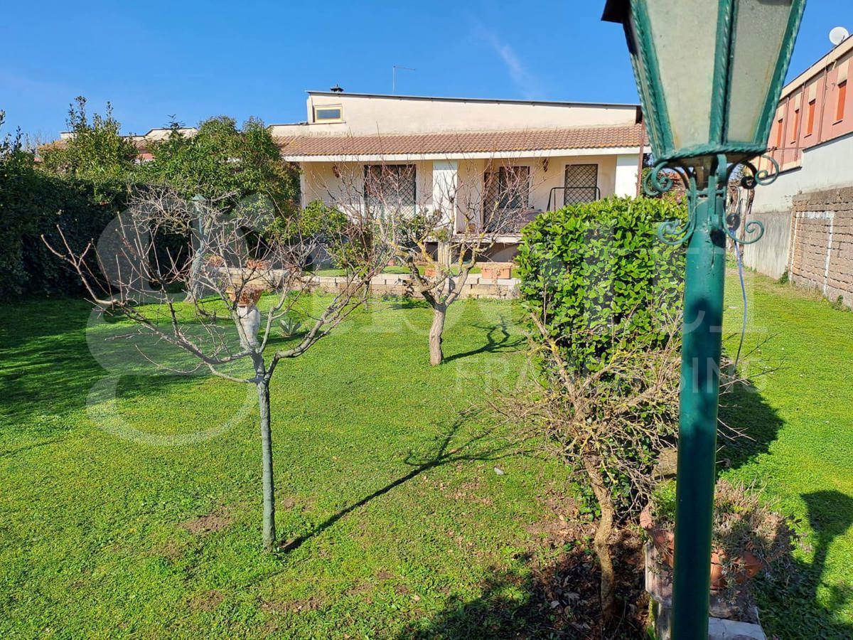 Villa Bifamiliare con giardino a Aprilia