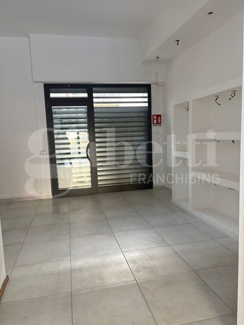 Negozio in affitto a Aprilia