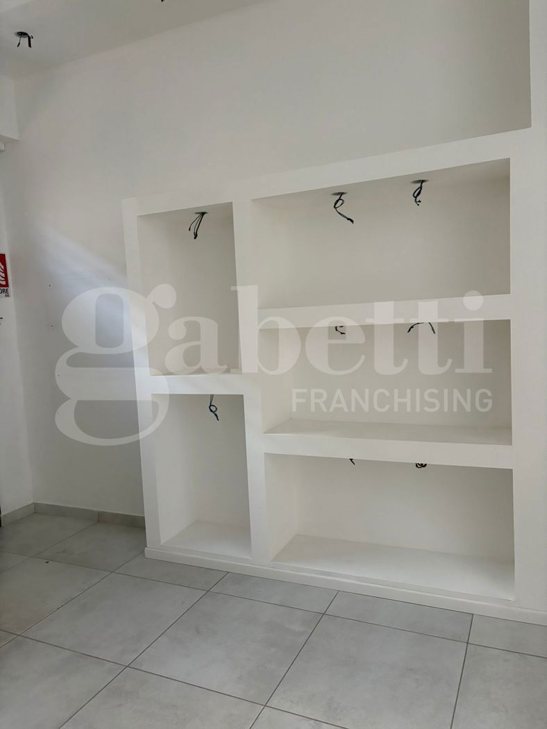 Negozio in affitto a Aprilia