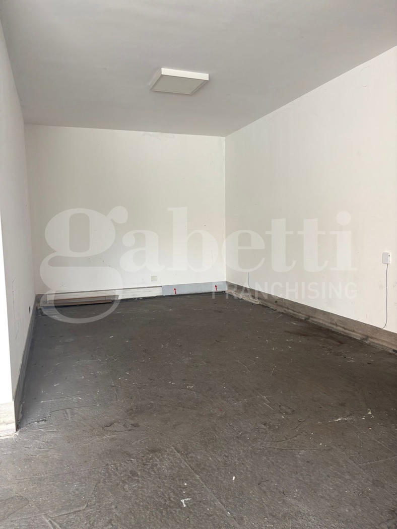 Negozio in affitto a Aprilia