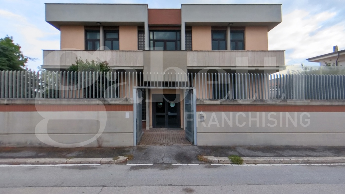 Ufficio in vendita con posto auto coperto a Aprilia