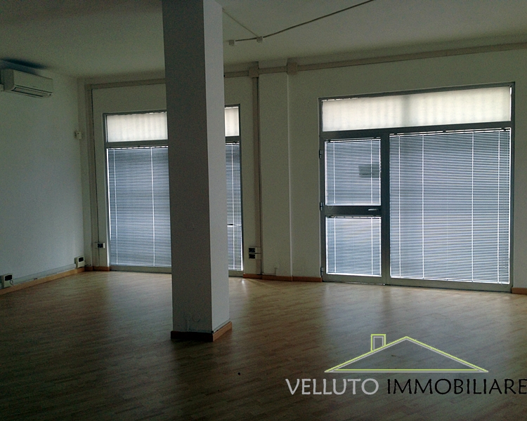 Locale commerciale in vendita a Senigallia, Centro-Mare