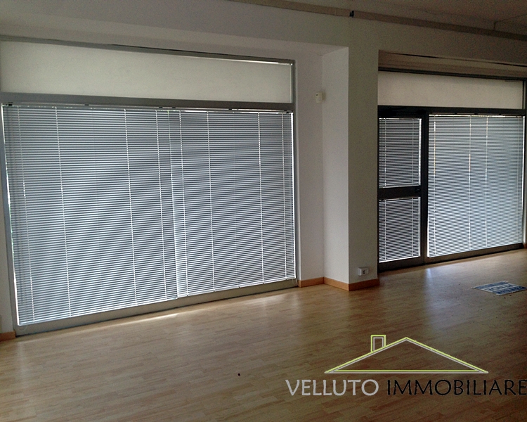 Locale commerciale in vendita a Senigallia, Centro-Mare