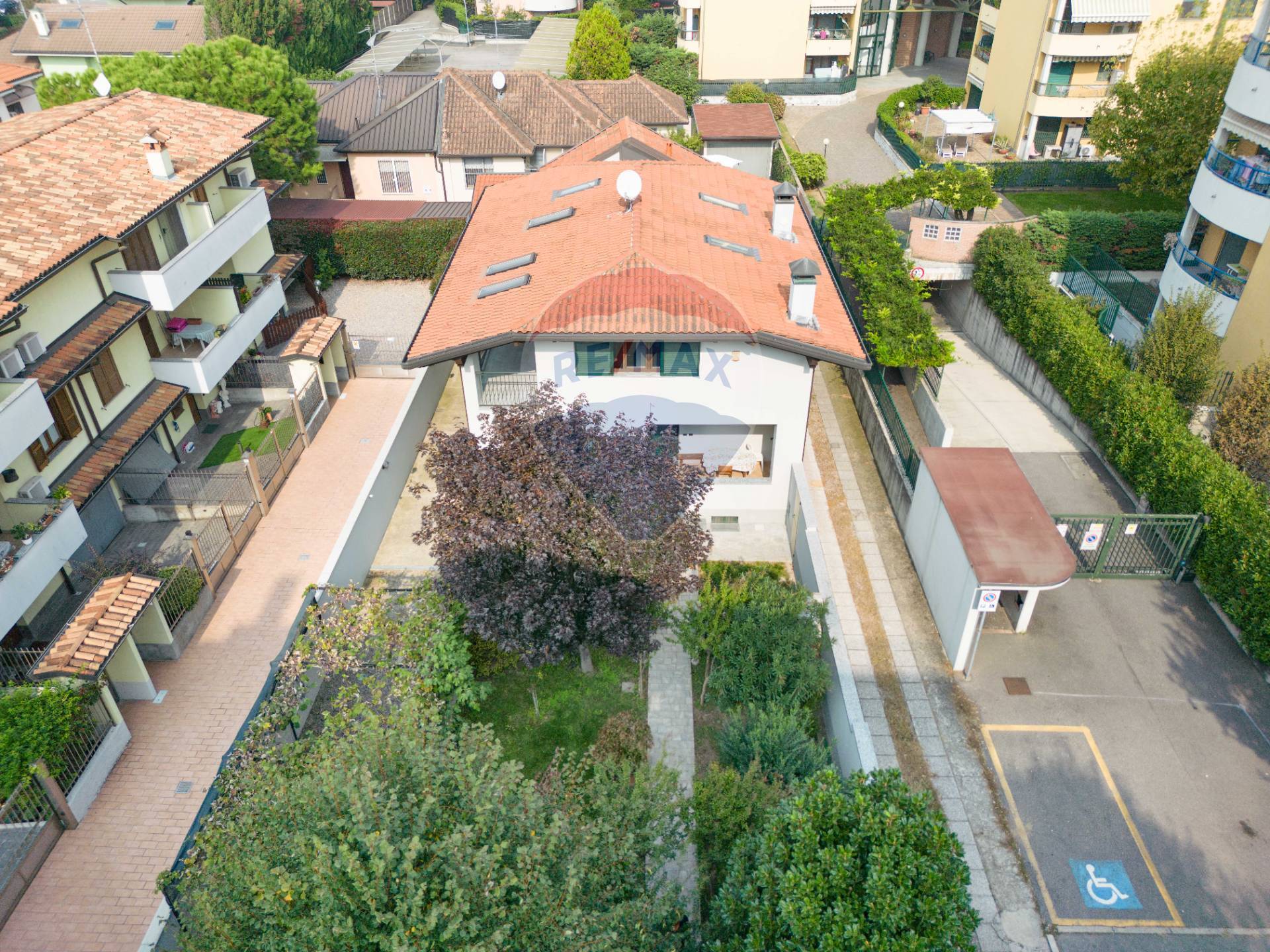 Villa con terrazzo a Vanzago