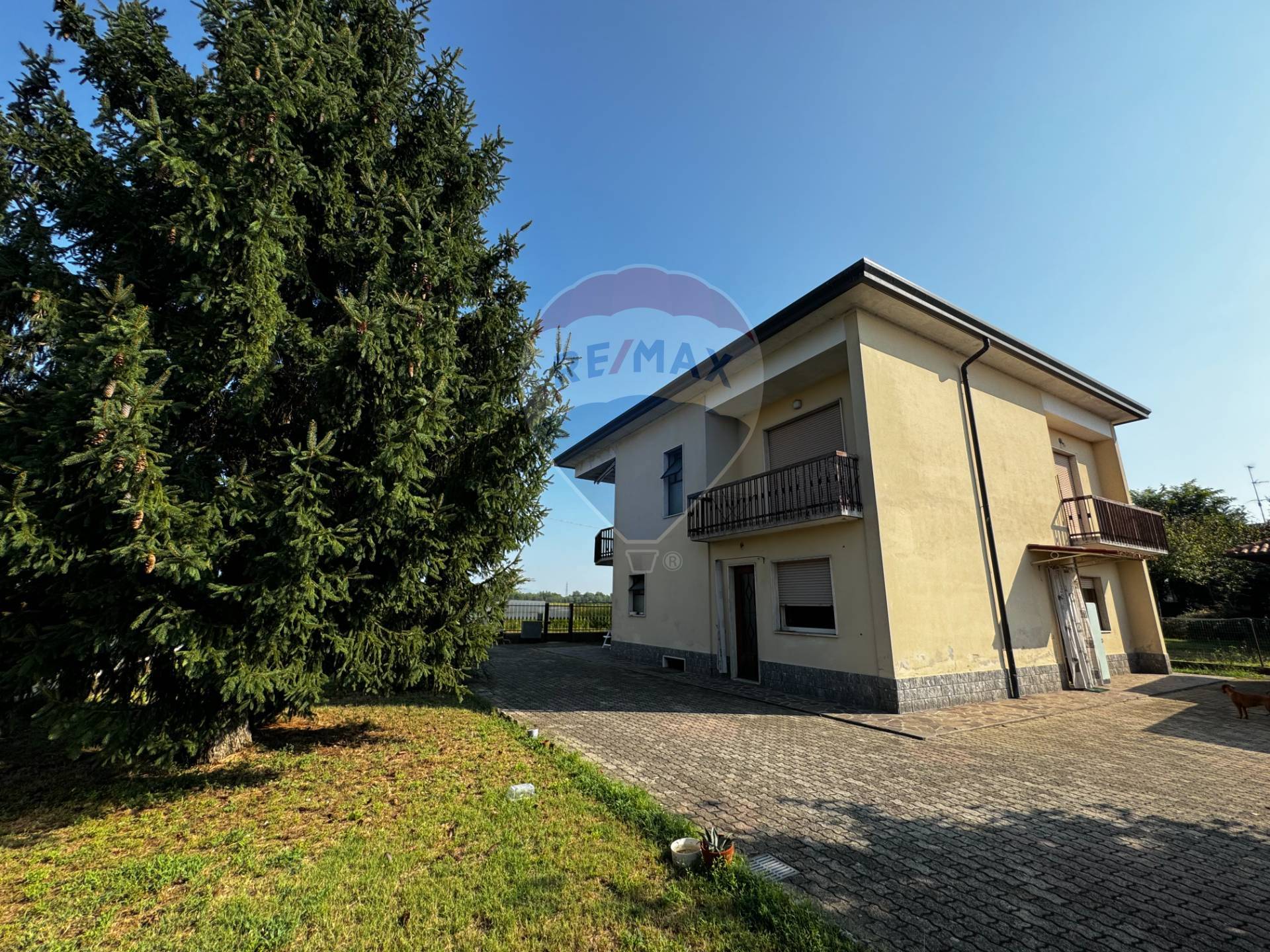 Villa con terrazzo a Lonate Pozzolo