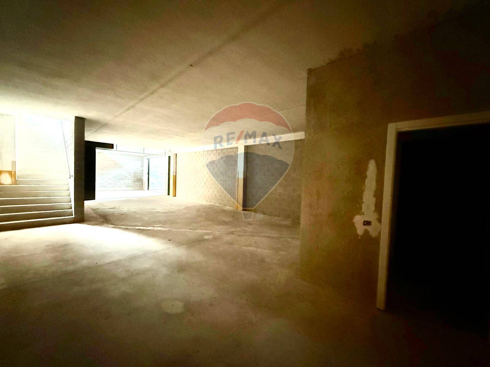 Capannone Industriale in vendita a Canegrate