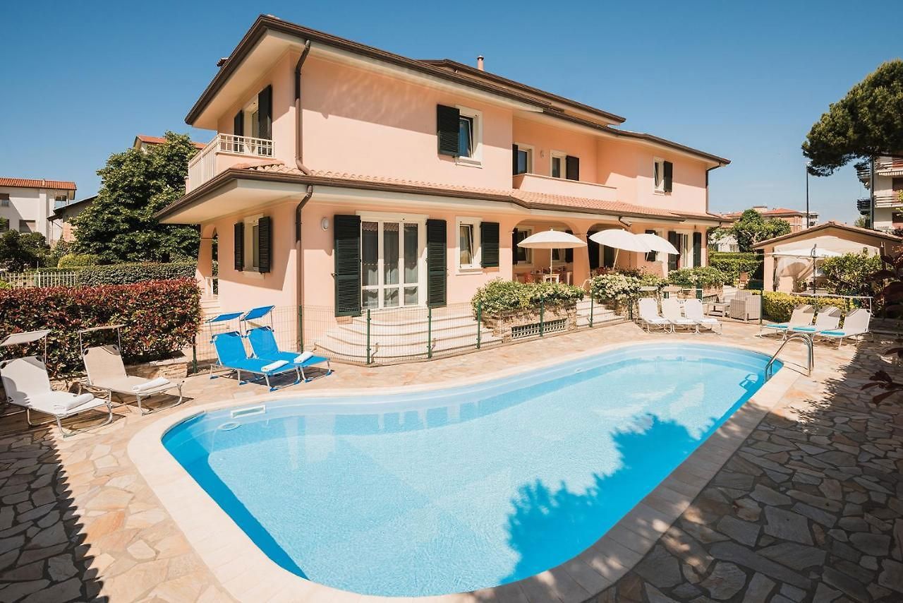 Villa con giardino a Camaiore