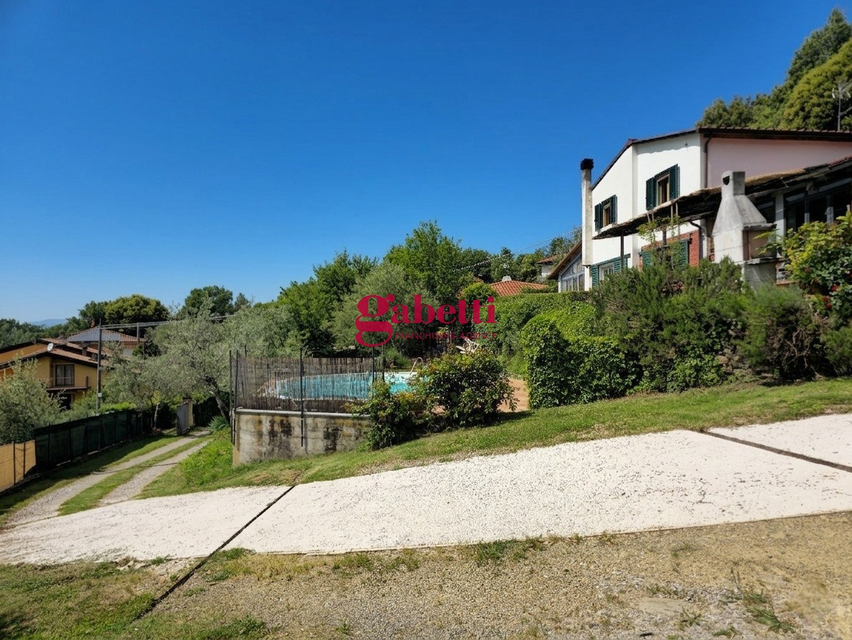 Casa indipendente con box doppio a Reggello