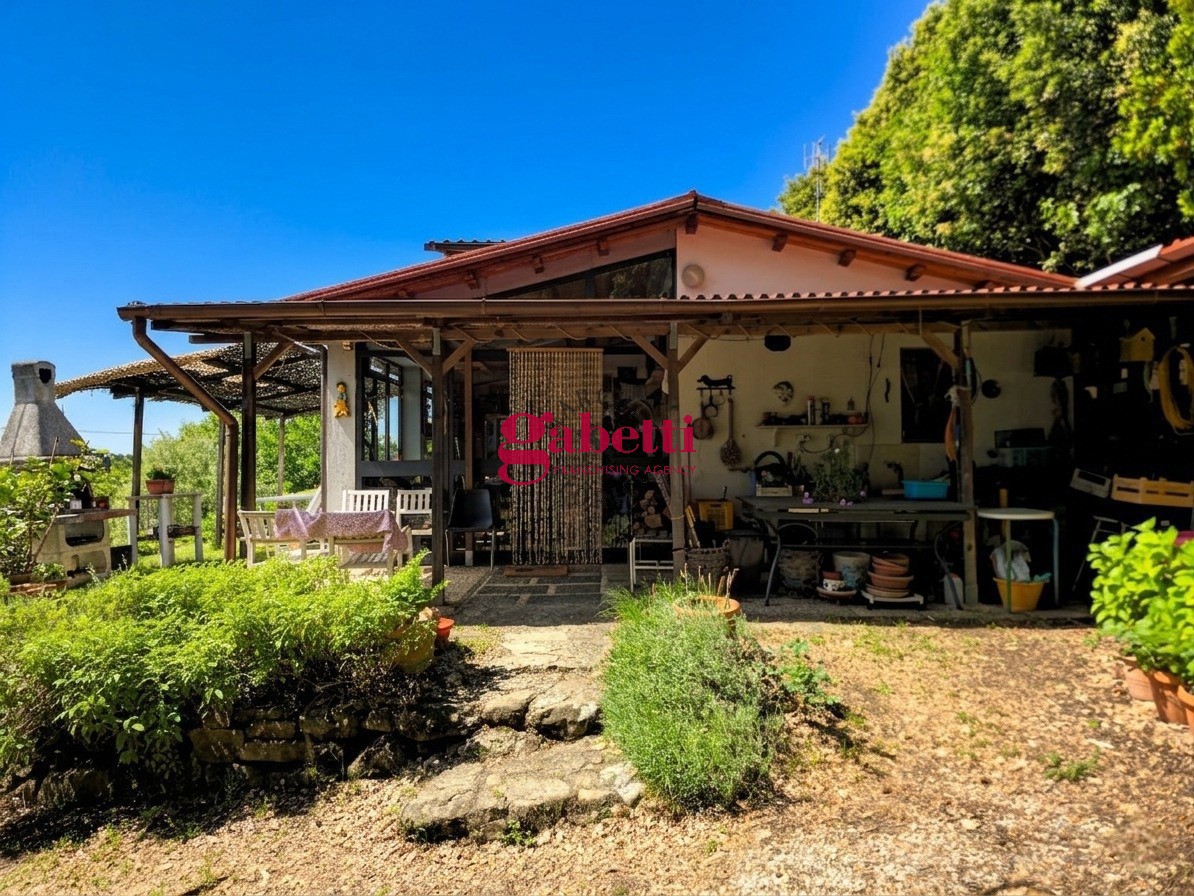 Casa indipendente con box doppio a Reggello