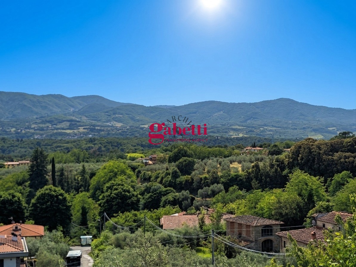 Casa indipendente con box doppio a Reggello