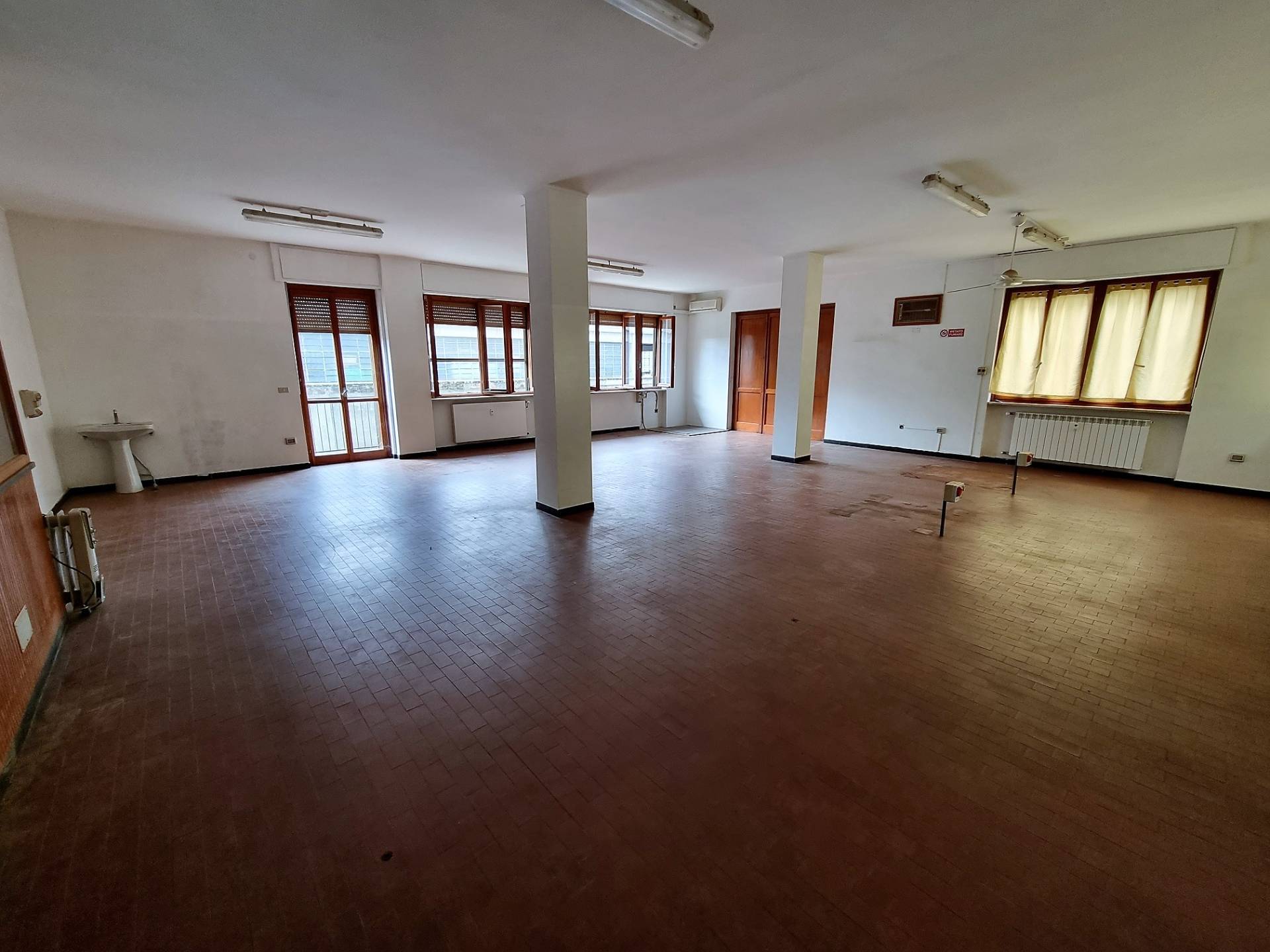 Locale commerciale in affitto a Alessandria, Cristo