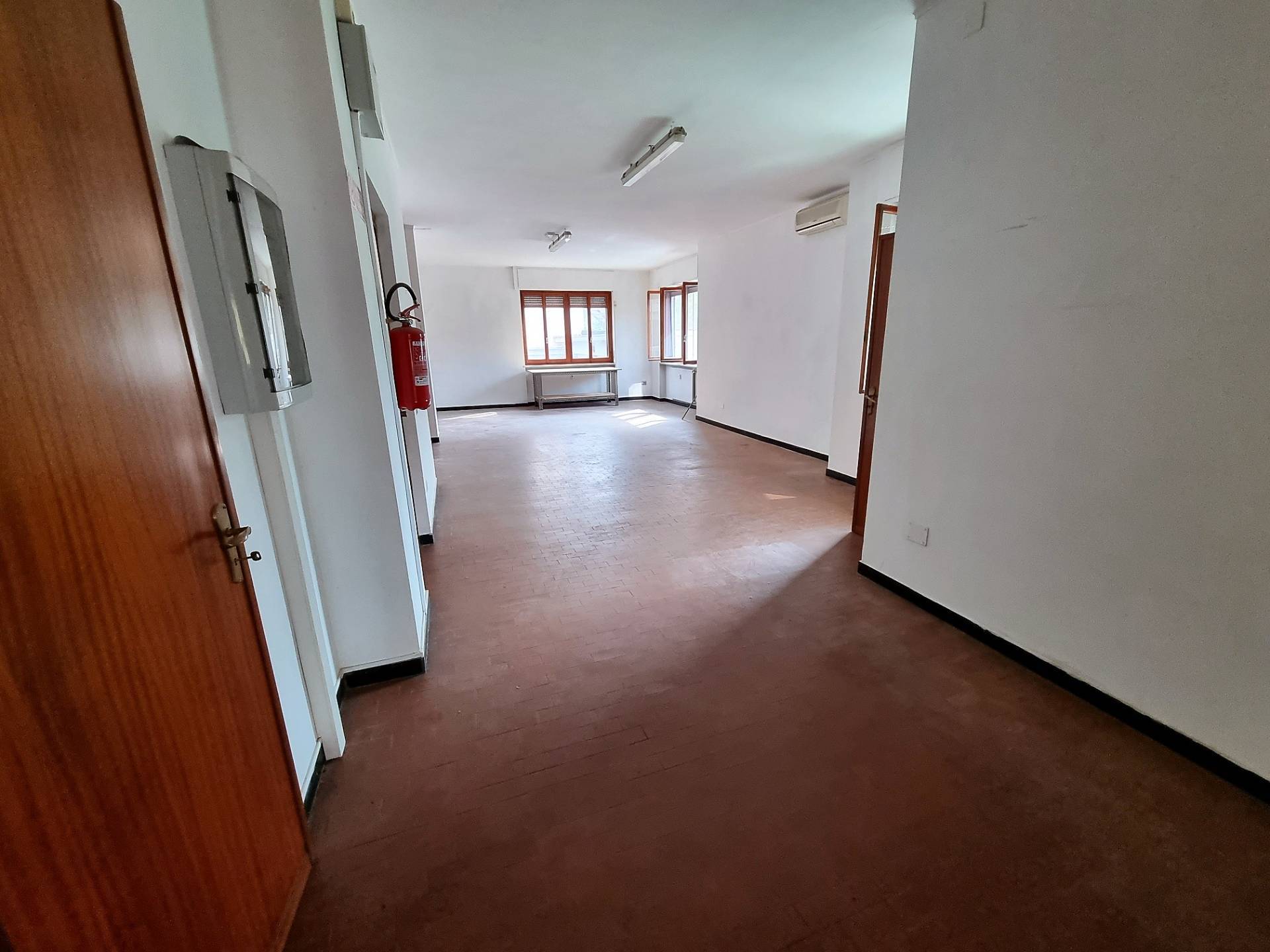 Locale commerciale in affitto a Alessandria, Cristo