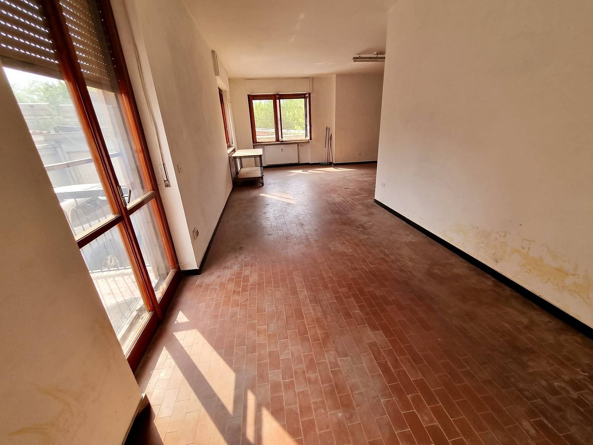 Locale commerciale in affitto a Alessandria, Cristo