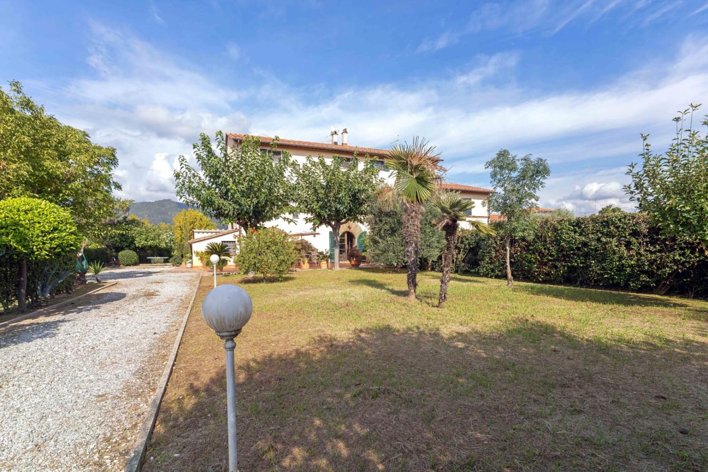 Rustico con giardino a Cascina