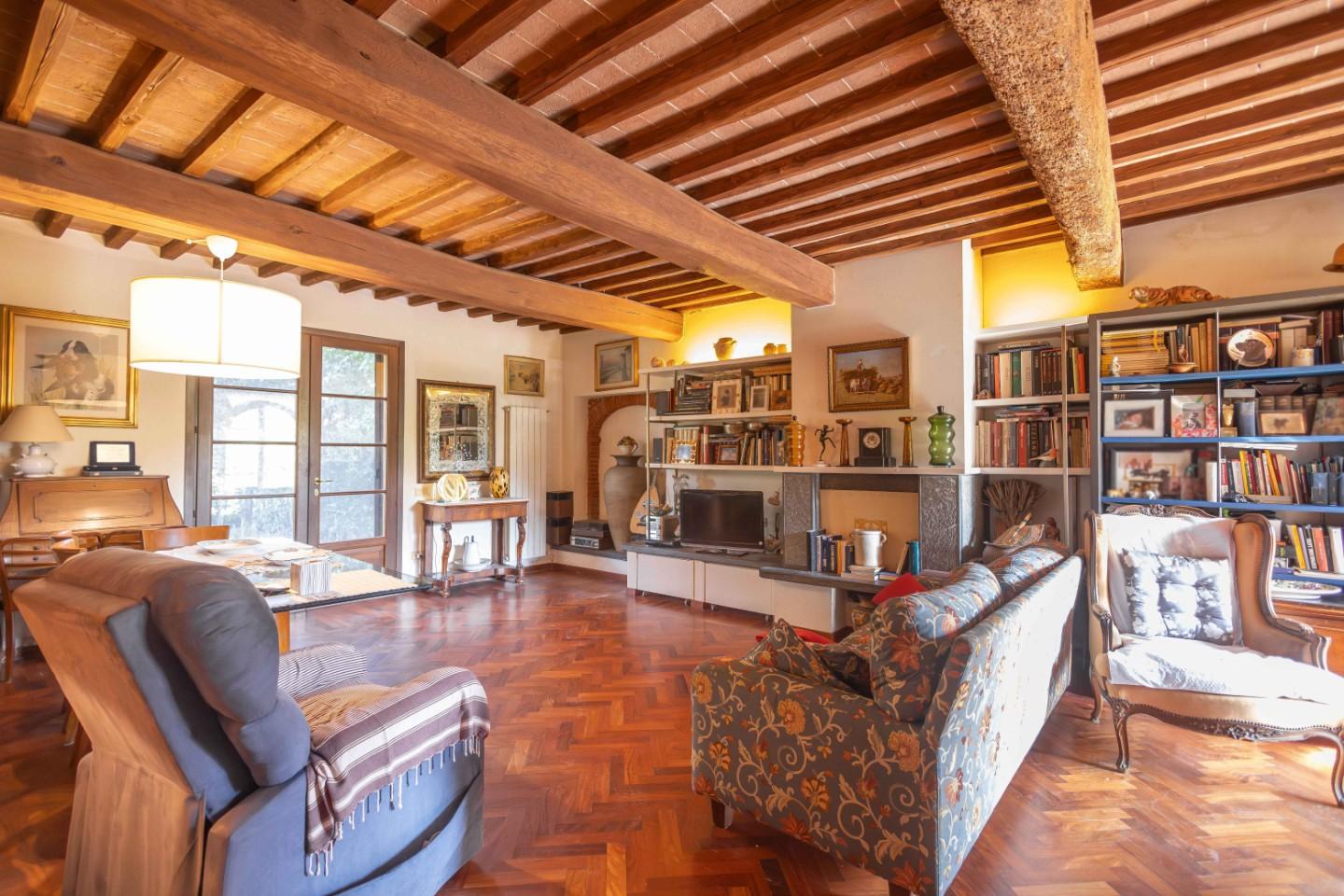 Rustico con giardino a Cascina