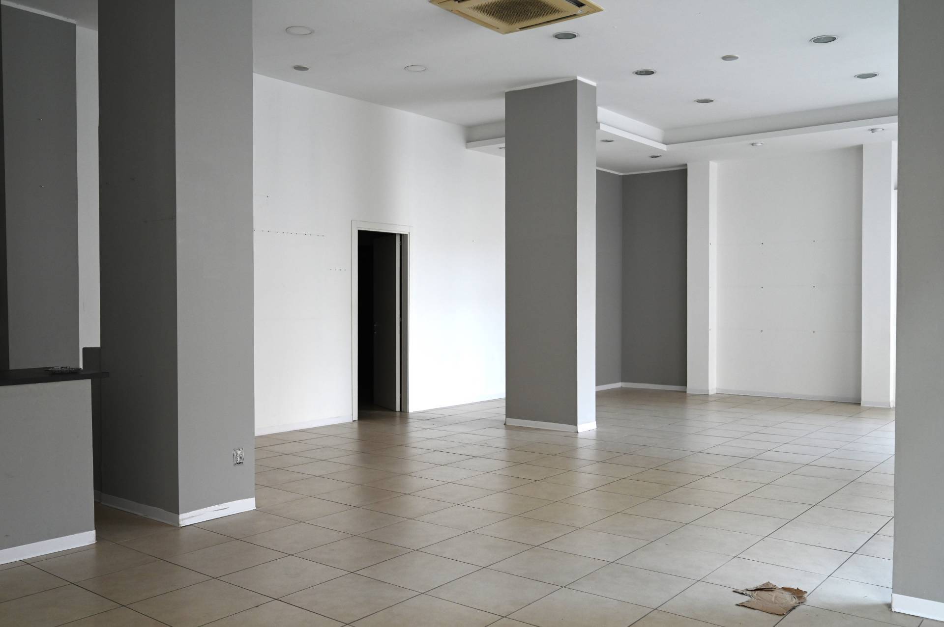 Locale commerciale in affitto a San Benedetto del Tronto, Centralissima