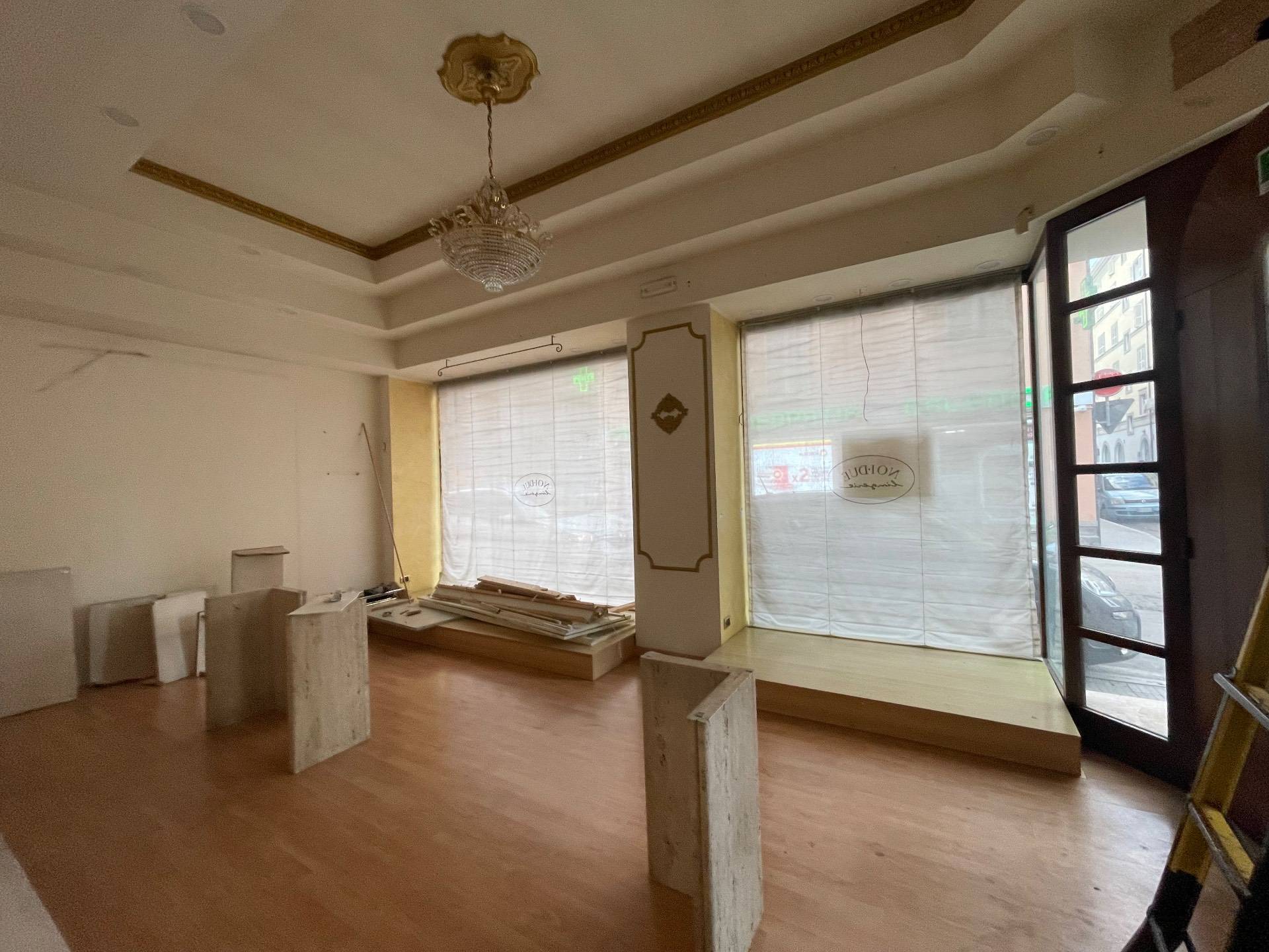 Locale commerciale in affitto a San Benedetto del Tronto, Centrale