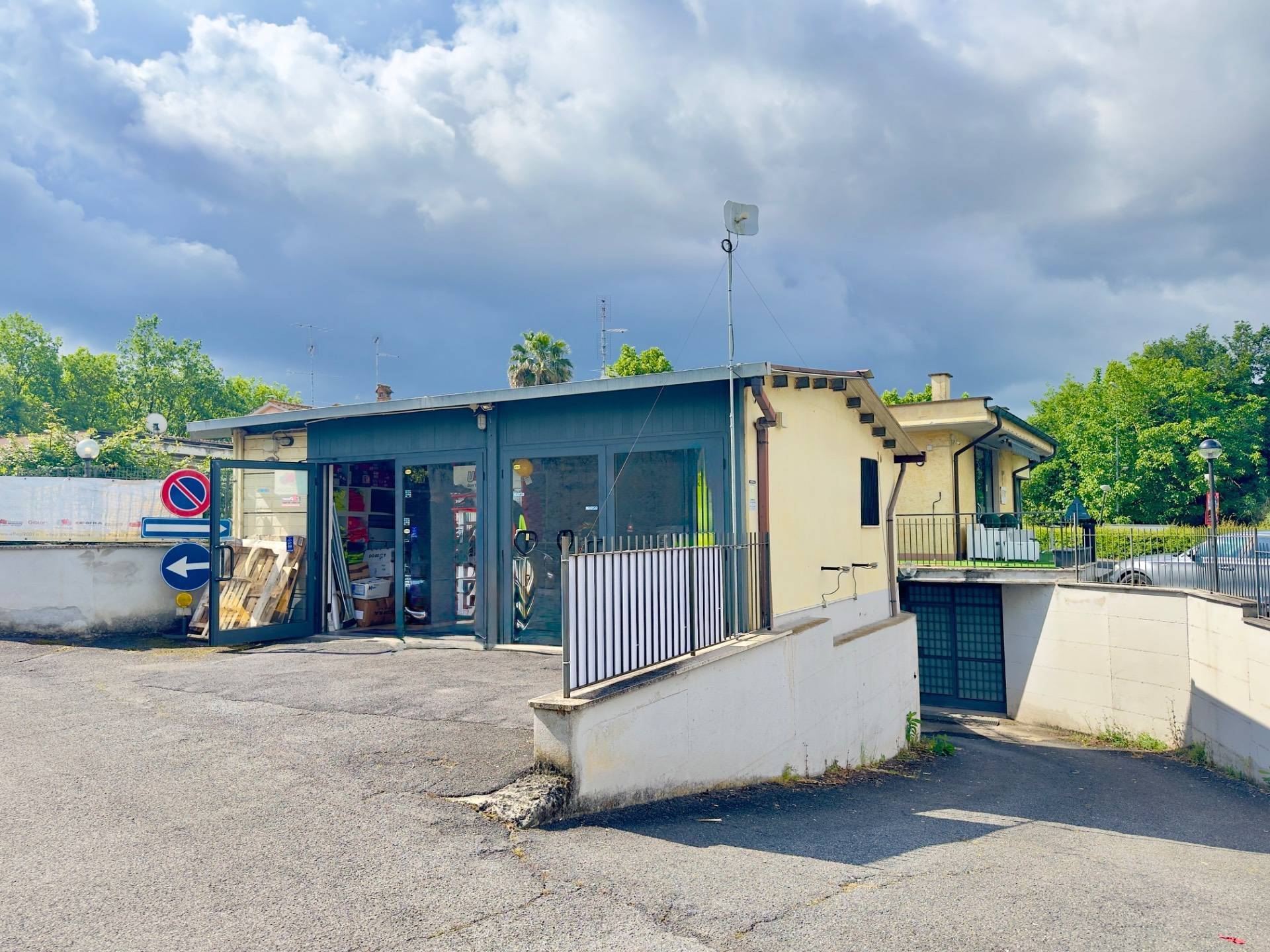 Locale commerciale in vendita a Monterotondo, Monterotondo Paese