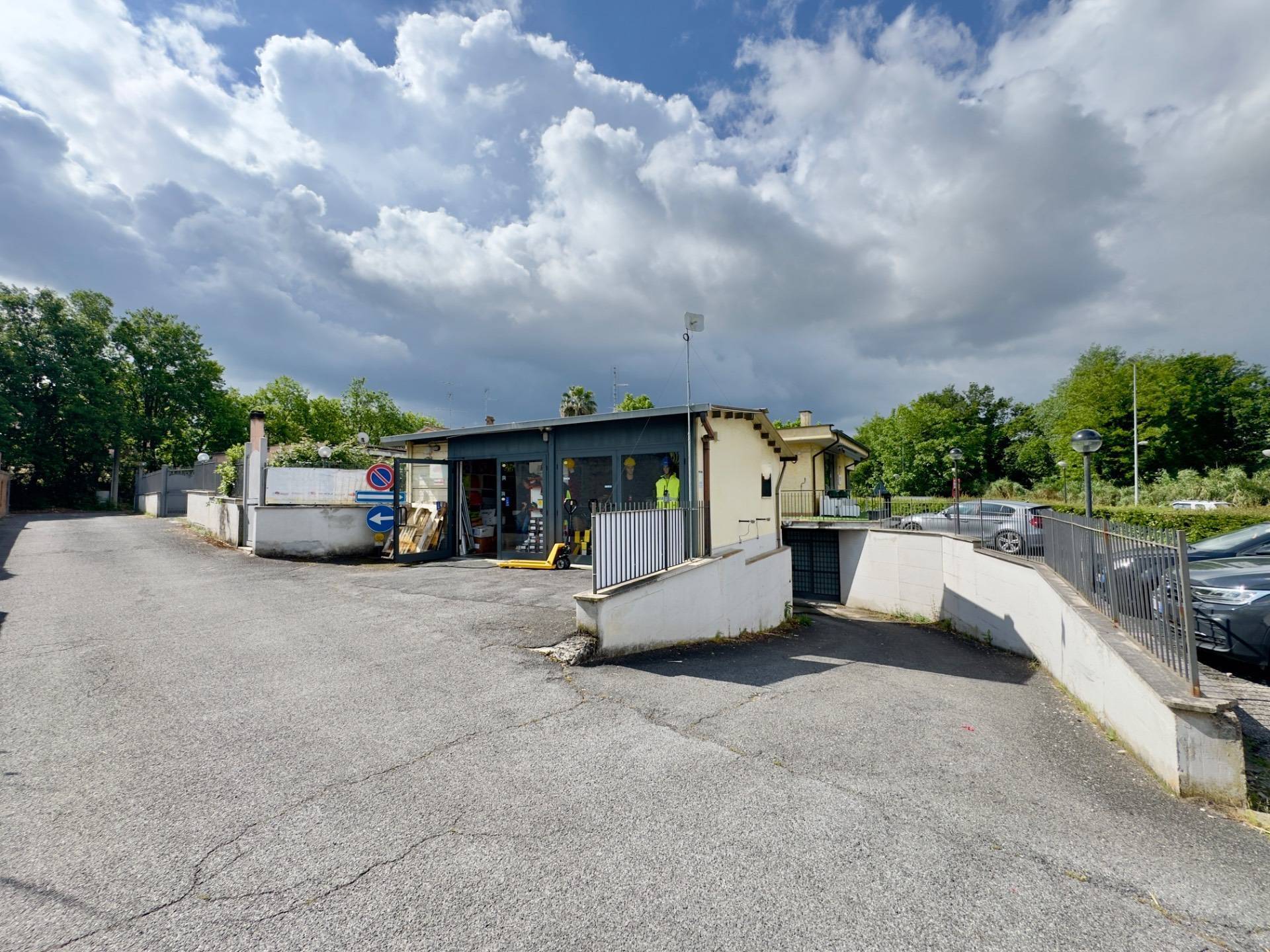 Locale commerciale in vendita a Monterotondo, Monterotondo Paese