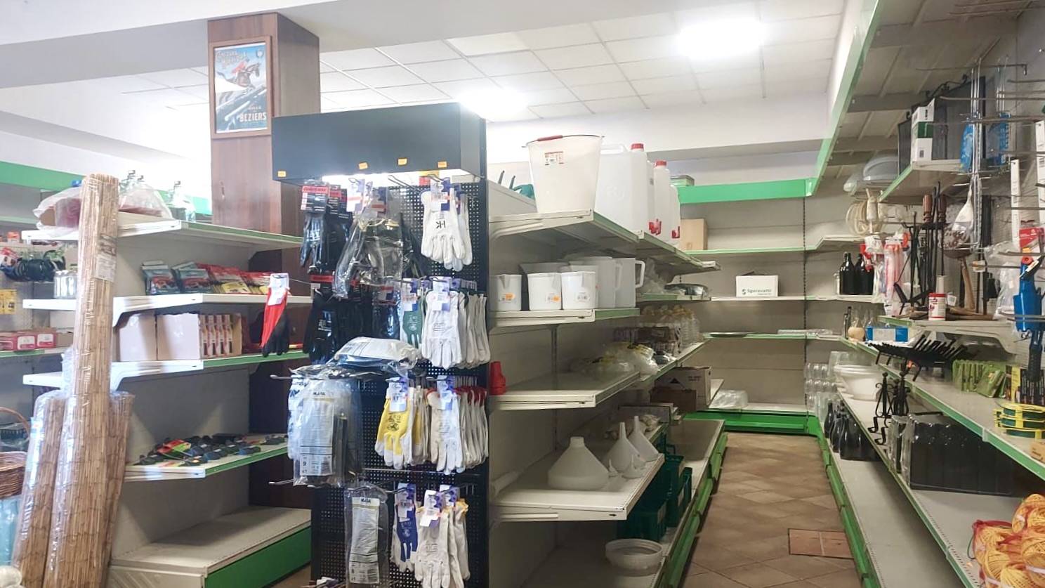 Locale commerciale in affitto a Monterotondo, Monterotondo Scalo