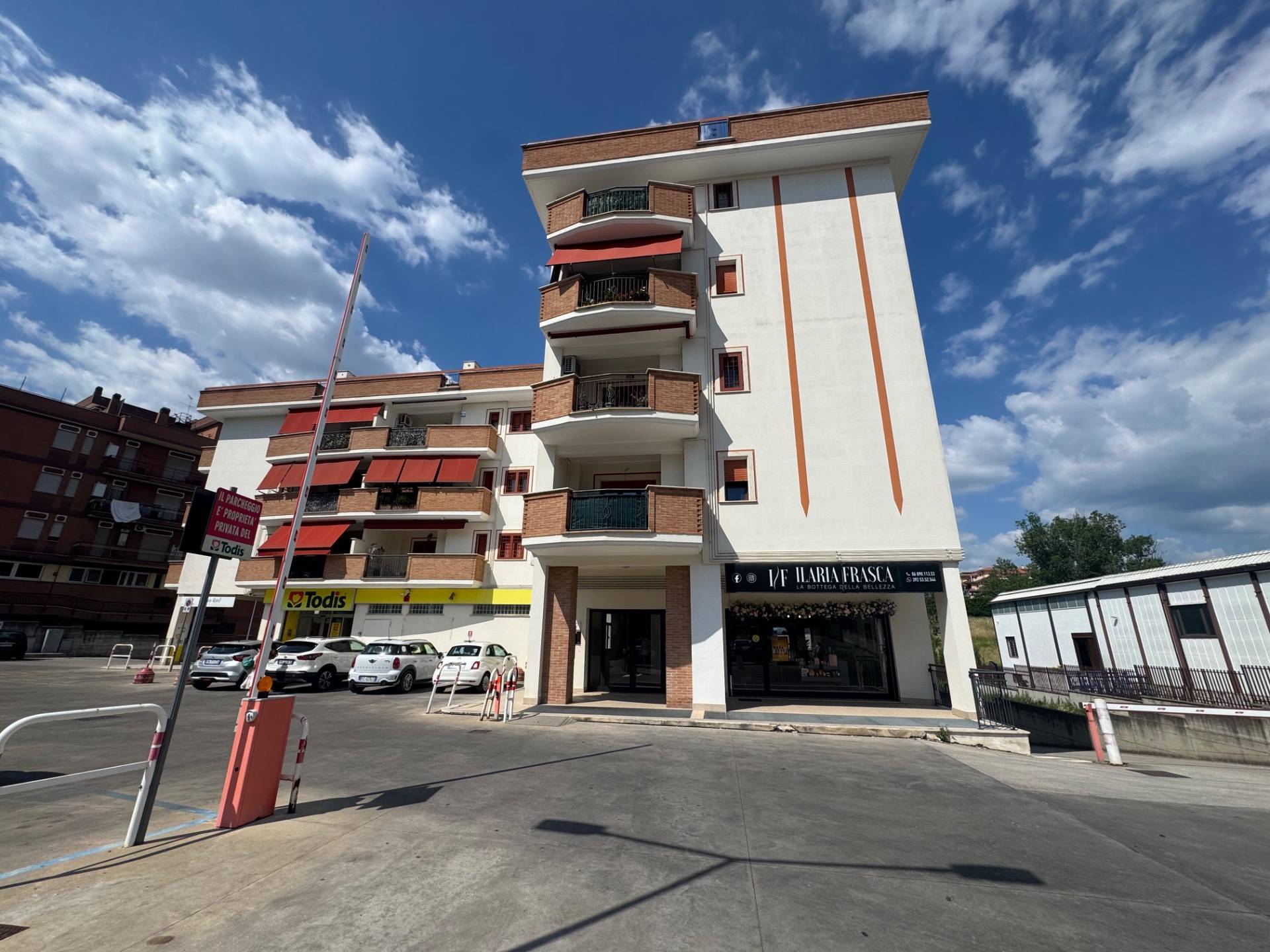 Locale commerciale in vendita a Mentana