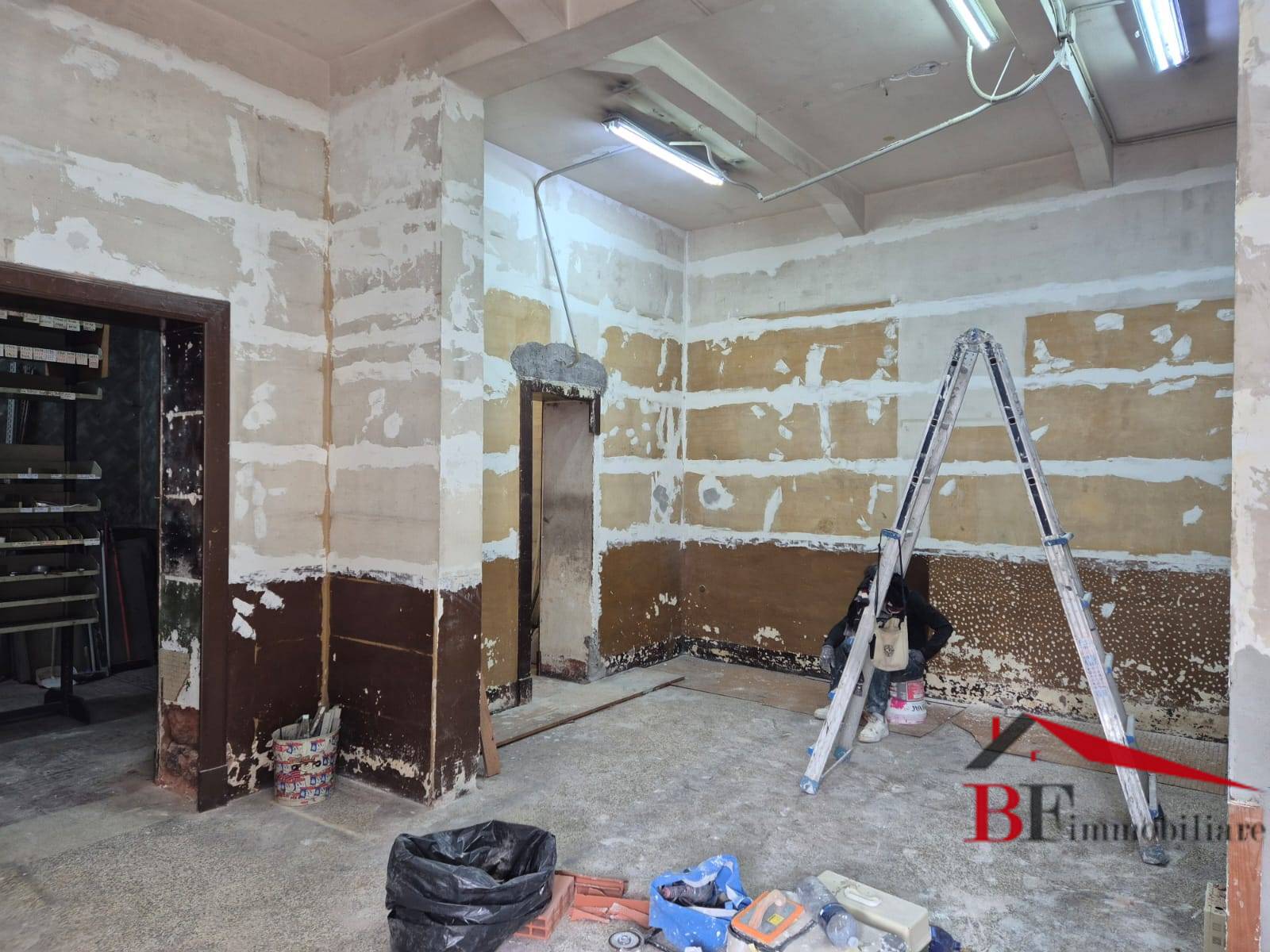 Locale commerciale in vendita a Catania, Via Etnea - via Umberto